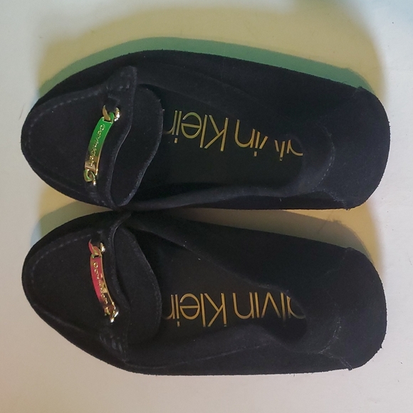 Calvin Klein women's 6.5 black leather shoes with gold front name plate - Picture 3 of 8